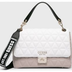Guess Jeans - Torebka. Białe torebki klasyczne damskie Guess Jeans, z aplikacjami, z bawełny, pikowane, bez dodatków. Za 679.90 zł.