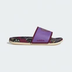 Klapki Adilette Komfort. Czerwone klapki damskie Adidas, bez wzorów, bez obcasa. W wyprzedaży za 123.38 zł.