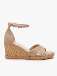 Beżowe sandały na koturnie. Brązowe sandały damskie Ryłko, bez wzorów, ze skóry, bez obcasa, na koturnie. Za 399.99 zł.