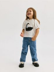 T-shirt z aplikacją - złamana biel. Koszulki dziewczęce Reserved, m, z aplikacjami, z bawełny, bez ramiączek. W wyprzedaży za 15.99 zł.