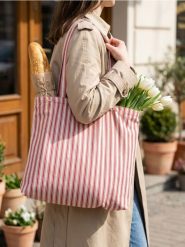 Torba zakupowa w czerwone paski - czerwony. Czerwone torebki klasyczne damskie Sinsay, bez wzorów, bez dodatków. Za 19.99 zł.