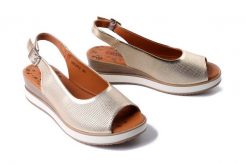 ARTIKER RELAKS 56C2312 złoty, sandały damskie. Żółte sandały damskie Artiker Relaks, bez wzorów, bez obcasa, na koturnie. Za 219.90 zł.
