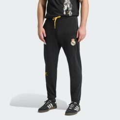 Spodnie adidas Real Madrid Avengers. Czarne spodnie materiałowe męskie Adidas, bez wzorów, sportowe. Za 299.00 zł.