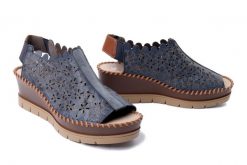 RIEKER 60355-14 blue, sandały damskie. Niebieskie sandały damskie Rieker, w ażurowe wzory, z gumy, bez obcasa, na koturnie. Za 203.94 zł.