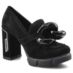 Półbuty damskie Carinii, Wykonane z naturalnej skóry zamszowej z miękką cholewką klasycznym wycięciem ozdobnym metalowym elementem na przodzie oraz m. Czarne półbuty damskie Carinii, bez wzorów, ze skóry, biznesowe, bez obcasa, na słupku. Za 329.00 zł.