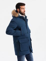 Długa ocieplana męska kurtka parka z rozpinanym dołem – granatowa V5 OM-JALJ-0184 - XXL. Niebieskie kurtki męskie Ombre Clothing, l, z aplikacjami, z gumy. W wyprzedaży za 309.99 zł.