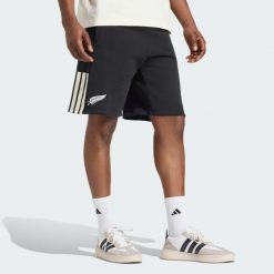 Szorty New Zealand Rugby Leisurewear. Czarne szorty męskie Adidas, bez wzorów, z bawełny, klasyczne. Za 239.00 zł.