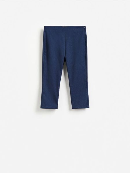 Spodnie capri - granatowy. Niebieskie spodnie materiałowe damskie Reserved, bez wzorów, z tkaniny. Za 119.99 zł.