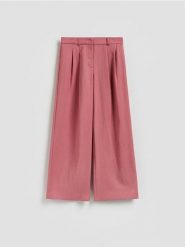 Szerokie spodnie z wiskozą - brudny róż. Czerwone spodnie materiałowe damskie Reserved, bez wzorów, z tkaniny. Za 139.99 zł.