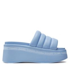 Klapki Tommy Jeans. Niebieskie klapki damskie Tommy Jeans, bez wzorów, z jeansu, bez obcasa. Za 469.99 zł.