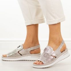 Khaki skórzane sandały damskie Cambell 40329. Brązowe sandały damskie Cambell, z aplikacjami, z jeansu, bez obcasa, na platformie. Za 229.00 zł.