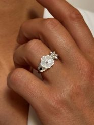 Les Petites Précieuses Pozłacany pierścionek z cyrkoniami i masą perłową rozmiar: 60. Białe pierścionki damskie Les Petites Précieuses, z cyrkonią, pozłacane. Za 266.03 zł.