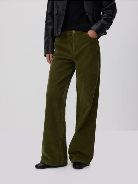 Sztruksowe spodnie - zielony. Zielone spodnie materiałowe damskie Reserved, bez wzorów, z bawełny. W wyprzedaży za 99.99 zł.
