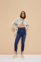 Jeansy extra high waist. Niebieskie jeansy damskie MOODO, z podwyższonym stanem. W wyprzedaży za 44.99 zł.