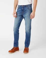 WRANGLER TEXAS TAPER MĘSKIE SPODNIE JEANSOWE BLUE CHILL W12TU898T 112141168. Niebieskie spodnie materiałowe męskie Wrangler, bez wzorów, z jeansu. Za 239.99 zł.