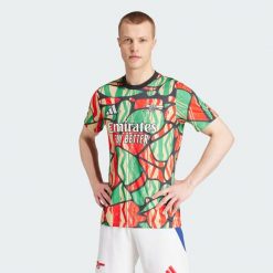 Koszulka Arsenal Pre-Match. Czarne t-shirty sportowe męskie Adidas, l, z materiału, bez ramiączek, do piłki nożnej. W wyprzedaży za 231.00 zł.