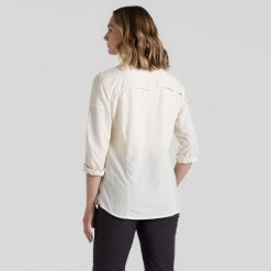 Koszula przeciw komarom damska Craghoppers NosiLife Adventure LS Shirt III. Białe koszule damskie CRAGHOPPERS, bez wzorów, casualowe, bez kołnierzyka, bez ramiączek. Za 468.00 zł.