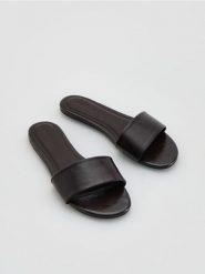 Skórzane klapki - mahoniowy. Brązowe klapki damskie Reserved, bez wzorów, ze skóry, bez obcasa. Za 129.99 zł.