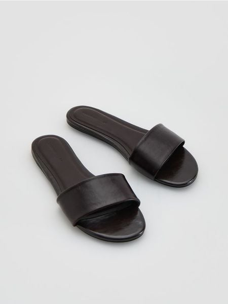 Skórzane klapki - mahoniowy. Brązowe klapki damskie Reserved, bez wzorów, ze skóry, bez obcasa. Za 129.99 zł.