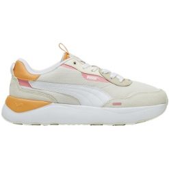 Buty damskie Puma Runtamed Platform. Białe buty sportowe na co dzień damskie Puma, bez wzorów, trekkingowe. W wyprzedaży za 232.90 zł.