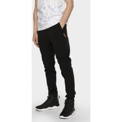 Spodnie dresowe męskie SPMD204 - głęboka czerń. Spodnie dresowe męskie 4f, bez wzorów, z dresówki. Za 149.99 zł.
