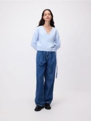 Sweter z wiązaniem - jasnoniebieski. Niebieskie swetry klasyczne damskie Reserved, l, z dzianiny, bez kołnierzyka. Za 139.99 zł.