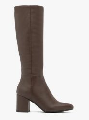 Brązowe kozaki z wąską cholewką. Brązowe kozaki damskie Ryłko, ze skóry, bez obcasa, na słupku. Za 749.99 zł.