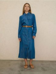 Koszulowa sukienka midi z lyocellu z paskiem - niebieski. Niebieskie sukienki damskie Sinsay, l, bez wzorów, z lyocellu, bez kołnierzyka, bez ramiączek, midi, koszulowe. Za 79.99 zł.