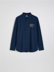 Bawełniana koszula regular fit - granatowy. Niebieskie koszule męskie Reserved, l, bez wzorów, z bawełny, bez kołnierzyka, bez ramiączek. W wyprzedaży za 59.99 zł.