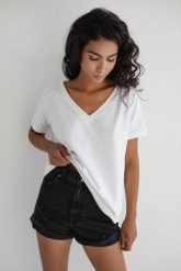 T shirt z dekoltem w kształcie V w kolorze BIAŁYM- V NECK-L. Białe t-shirty damskie Marsala, l, bez wzorów, z bawełny, bez kołnierzyka. Za 69.90 zł.