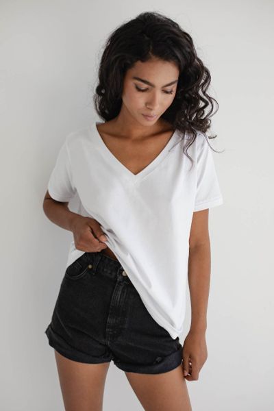 T shirt z dekoltem w kształcie V w kolorze BIAŁYM- V NECK-L. Białe t-shirty damskie Marsala, l, bez wzorów, z bawełny, bez kołnierzyka. Za 69.90 zł.