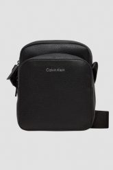CALVIN KLEIN Czarna męska torba na ramię. Czarne torby męskie na ramię CALVIN KLEIN, bez wzorów, ze skóry ekologicznej, na ramię. W wyprzedaży za 239.99 zł.