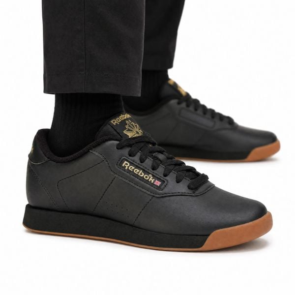 Buty damskie sneakersy sportowe Reebok SS-PRINCESS. Czarne buty sportowe na co dzień damskie Reebok, bez wzorów, z jeansu, trekkingowe, Reebok Princess. Za 179.00 zł.