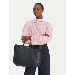 Torebka Coccinelle. Niebieskie torebki klasyczne damskie Coccinelle, bez wzorów, bez dodatków. Za 1,699.99 zł.