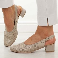 Beżowe skórzane Polskie czółenka damskie Góral 2000. Brązowe czółenka damskie Góral, w ażurowe wzory, z materiału, z okrągłym noskiem, bez obcasa, na obcasie. W wyprzedaży za 359.10 zł.