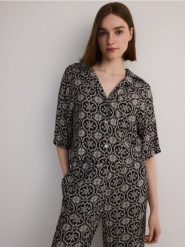 Wzorzysta koszula z wiskozy - czarny. Czarne koszule damskie Reserved, l, bez wzorów, z wiskozy, bez kołnierzyka, bez ramiączek. W wyprzedaży za 29.99 zł.