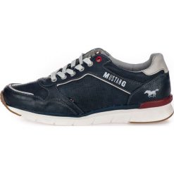 Mustang tenisówki męskie 41 ciemnoniebieskie. Niebieskie trampki i tenisówki męskie Mustang, bez wzorów, bez zapięcia. Za 266.00 zł.