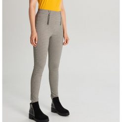 Spodnie high waist z zamkami - Żółty. Żółte legginsy damskie Cropp, bez wzorów, z podwyższonym stanem. Za 89.99 zł.