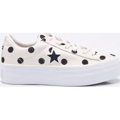Converse - Tenisówki. Białe trampki i tenisówki damskie Converse, bez wzorów, z materiału. W wyprzedaży za 199.90 zł.