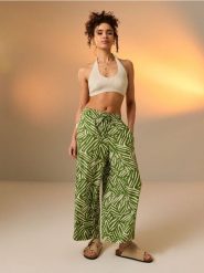 Wiskozowe spodnie wide leg - zielony. Zielone spodnie materiałowe damskie Sinsay, bez wzorów, z wiskozy. Za 35.99 zł.