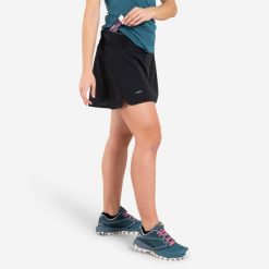 Spódnico - spodenki do biegania w terenie damskie Kiprun. Czarne szorty damskie KIPRUN, bez wzorów, ze skóry, sportowe. Za 119.99 zł.