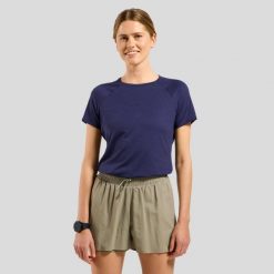 Koszulka damska Odlo ESSENTIAL 365 T-shirt. Niebieskie bluzki damskie Odlo, s, bez wzorów, sportowe, bez kołnierzyka, bez ramiączek. W wyprzedaży za 154.00 zł.