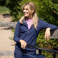 Damska kurtka jeździecka zapinana na zamek Harry's Horse Denici. Niebieskie kurtki damskie HARRYS HORSE, m, z aplikacjami, z elastanu, z kapturem. Za 428.25 zł.