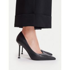 Szpilki GINO ROSSI. Czarne szpilki Gino Rossi, bez wzorów, bez obcasa. Za 379.99 zł.