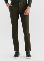 PAKO LORENTE – Zielone spodnie męskie o kroju Slim Fit. Zielone spodnie materiałowe męskie Pako Lorente, bez wzorów, z bawełny, casualowe. Za 119.99 zł.