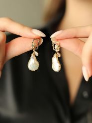 Pierres delicates Pozłacane kolczyki-wkrętki z masą perłową i cyrkoniami rozmiar: onesize. Białe kolczyki damskie Pierres delicates, z cyrkonią, pozłacane. Za 104.39 zł.