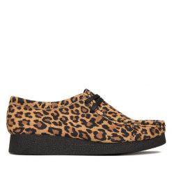 Półbuty Clarks. Brązowe półbuty damskie Clarks, bez wzorów, bez obcasa, na płaskiej podeszwie. Za 529.99 zł.