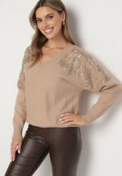 Ciemnobeżowy Sweter w Stylu Nietoperza z Cyrkoniami i Cekinami Nevalithia. Brązowe swetry klasyczne damskie Born2be, bez kołnierzyka. Za 79.99 zł.
