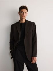 Marynarka regular fit z dodatkiem wiskozy - ciemnobrązowy. Brązowe marynarki męskie Reserved, bez wzorów, z tkaniny. W wyprzedaży za 119.99 zł.