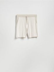 Dzianinowe szorty z bawełny - beżowy. Brązowe szorty męskie Reserved, bez wzorów, z bawełny. Za 99.99 zł.